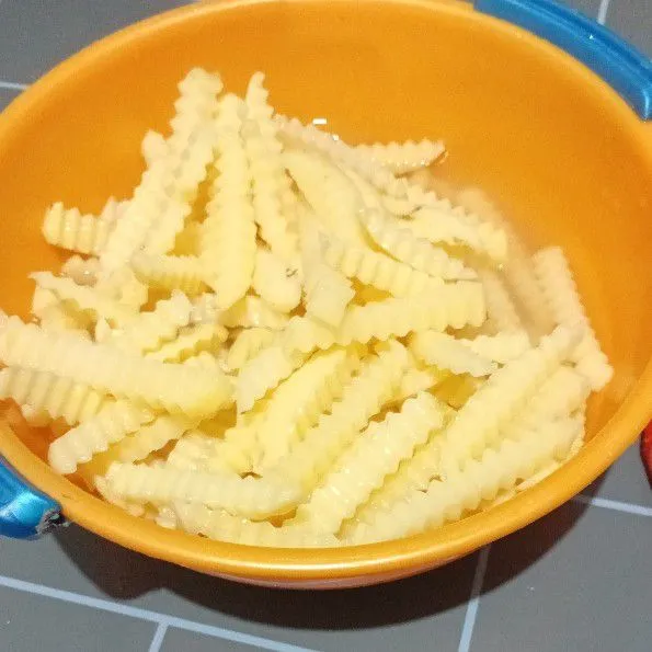 Kupas kentang, potong lalu cuci bersih, kemudian rendam dengan air garam.