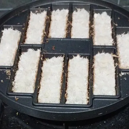 Jika pinggir adonan sudah agak coklat, artinya sudah matang. Setelah itu, angkat dan sajikan!