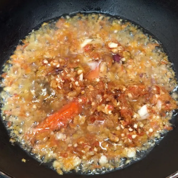 Panaskan minyak, masukkan cabe yang sudah diblender. Kemudian, aduk rata.