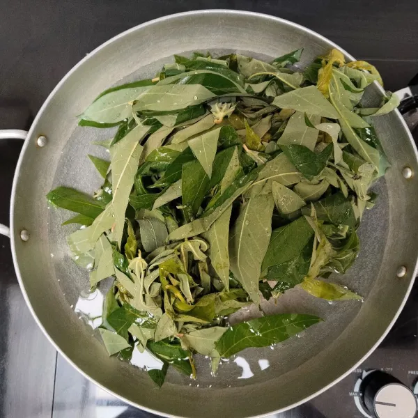 Petik daun singkong dari tangkainya, cuci lalu rebus dengan air garam, tambahkan soda kue agar empuk. Setelah matang, angkat dan tiriskan.
