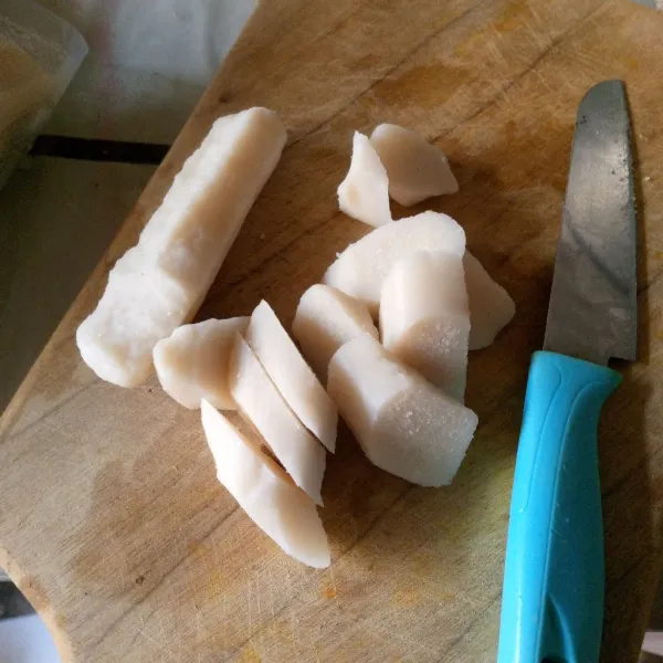 Potong serong pempek.