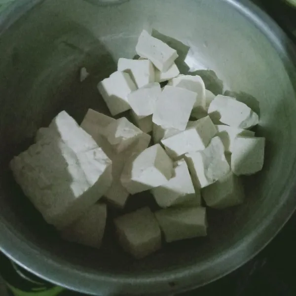 Rebus telur hingga matang kupas, cuci tahu, lalu potong dadu tahu. Sisihkan.