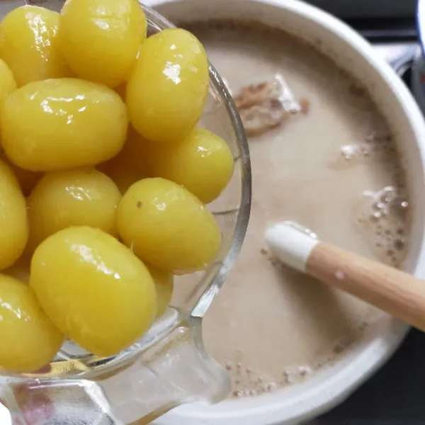 Masukkan juga biji salak.