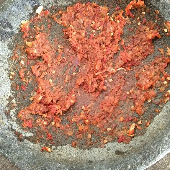 Haluskan cabe, bawang merah, bawang putih, terasi, garam, dan kaldu bubuk.