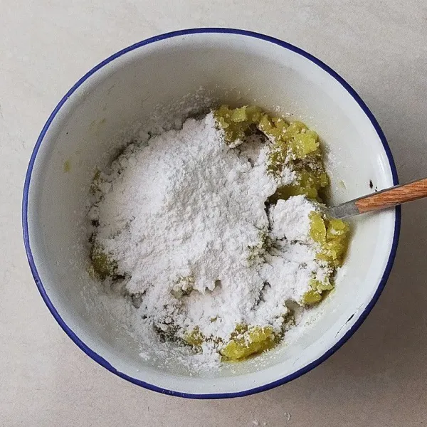 Lalu, selagi panas haluskan dengan garpu. Masukkan tepung sagu.