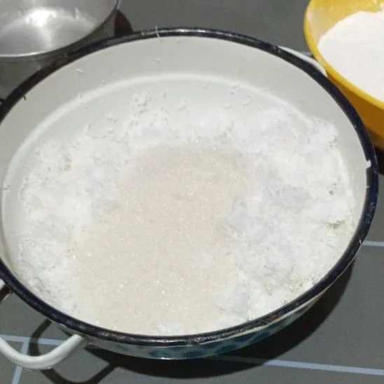 Campurkan gula, garam, vanili, dan kelapa parut. Kemudian, aduk rata.