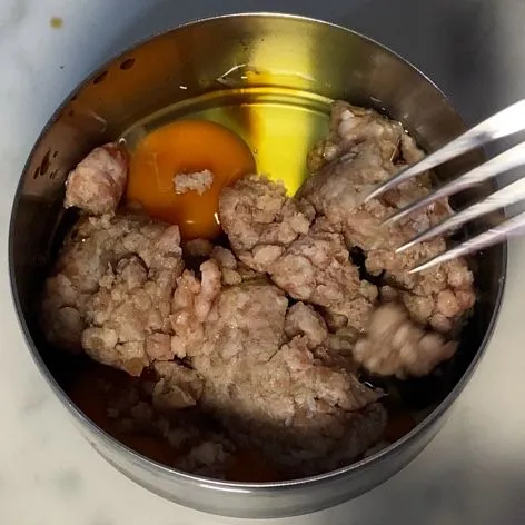 Masukkan daging cincang.