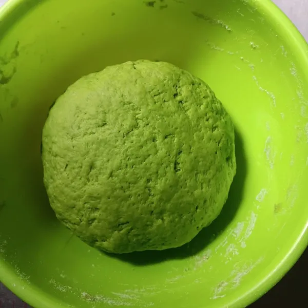 Setelah cukup kalis, bulatkan dan tutup dengan kain basah. Diamkan selama 2 jam.