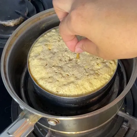 Tusuk dengan tusuk gigi. Jika sudah mulai keras dan kaku, berarti sudah matang.