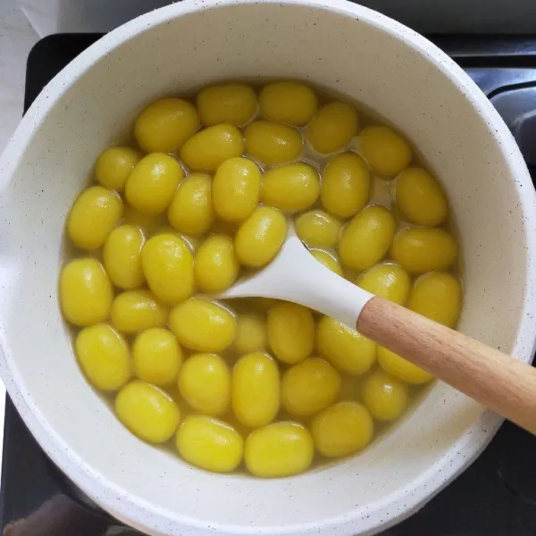 Bentuk adonan biji salak sesuai bentuk dan ukuran yang diinginkan, lakukan hingga adonan habis. Kemudian, rebus biji salak dengan air. Bila sudah mengapung, tandanya sudah matang. Angkat dan sisihkan.