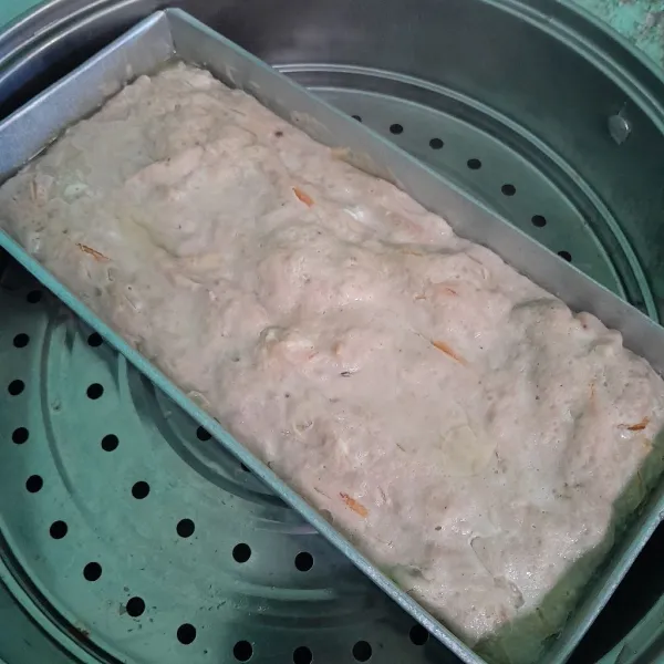 Masukkan adonan ke dalam loyang yang sudah diolesi minyak goreng, kukus sampai matang.