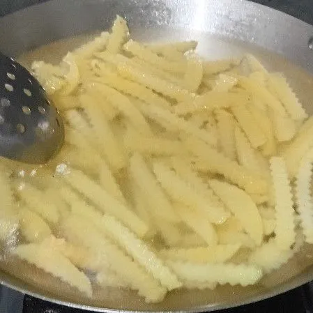 Panaskan air, lalu masukkan kentang. Masak selama ± 10 menit, lalu angkat dan tiriskan.