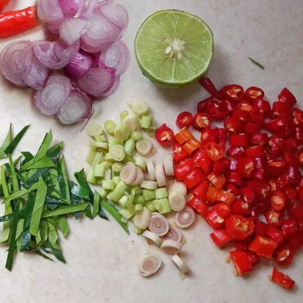 Iris-iris semua bahan.