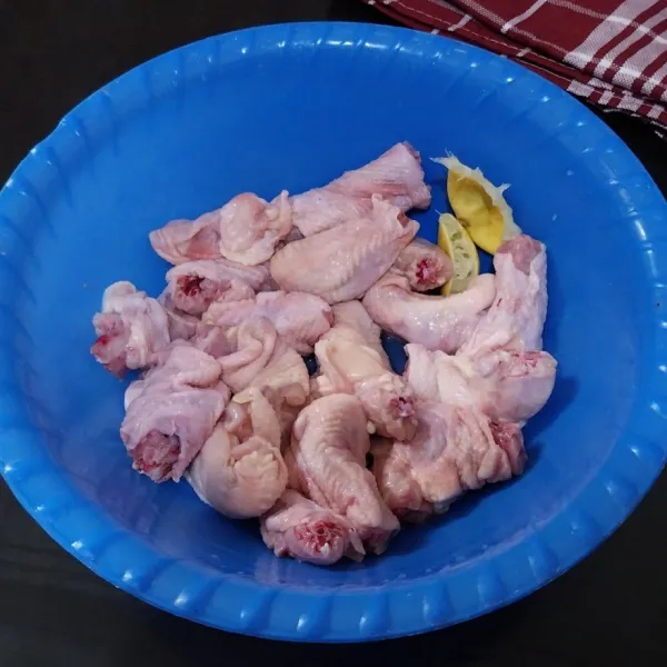Bersihkan leher ayam, lalu marinasi dengan air jeruk nipis sekitar 15 menit. Setelah itu, bilas bersih.