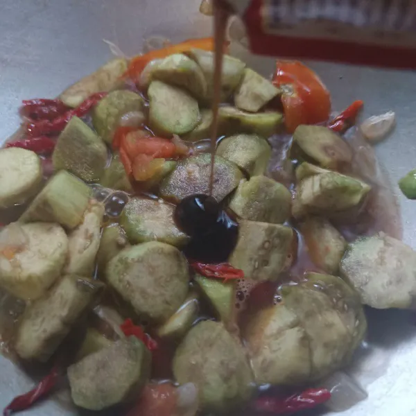 Tambahkan air, saus tiram, gula, garam, dan lada bubuk. Aduk rata, kemudian koreksi rasa. Masak hingga matang, lalu angkat dan sajikan!