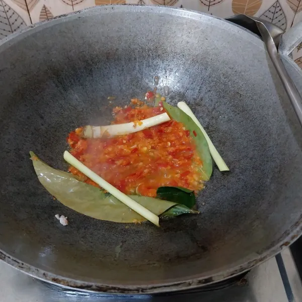 Tumis bumbu bersama daun salam, daun jeruk, dan serai. Tumis sampai harum.