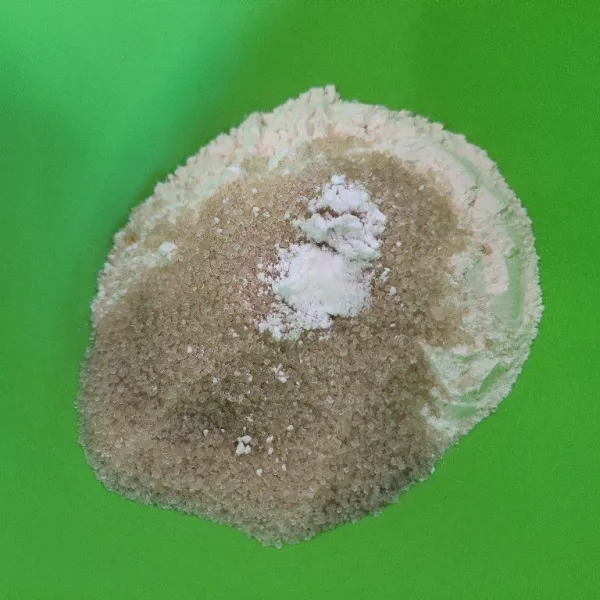 Campur jadi satu tepung terigu, gula, garam, baking powder, dan soda jadi satu. Kemudian, aduk rata.