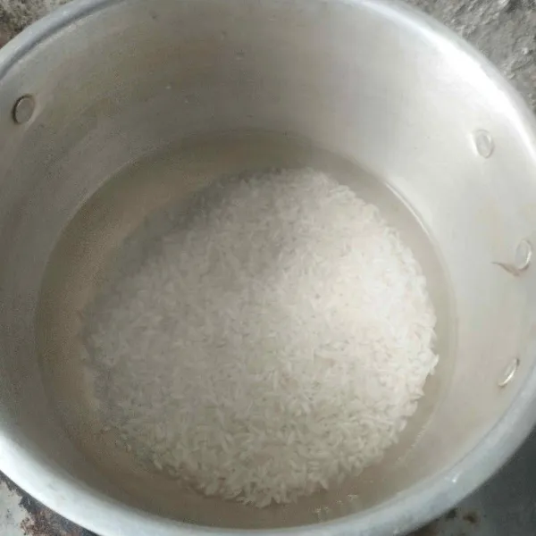 Rebus air, lalu masukkan beras. Aduk hingga menjadi nasi aron.