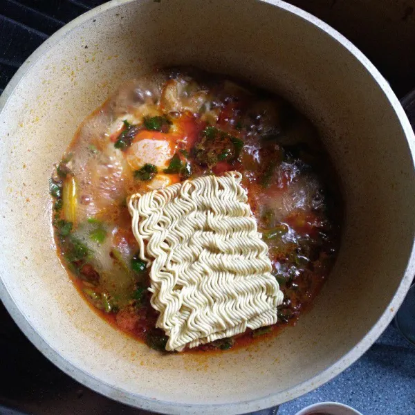 Masukkan mie, masak sebentar. Setelah itu, tuang ke mangkok. Sajikan!