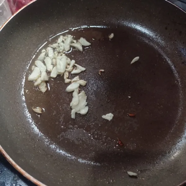 Cincang halus bawang putih, kemudian tumis dengan minyak wijen dan sedikit minyak sayur, tumis sampai harum.