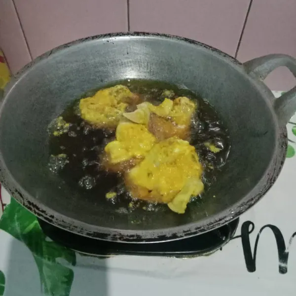 Panaskan minyak, kemudian goreng ayam dan bawang putih geprek hingga matang berwarna kuning keemasan. Setelah matang, angkat dan tiriskan. Siap disajikan!