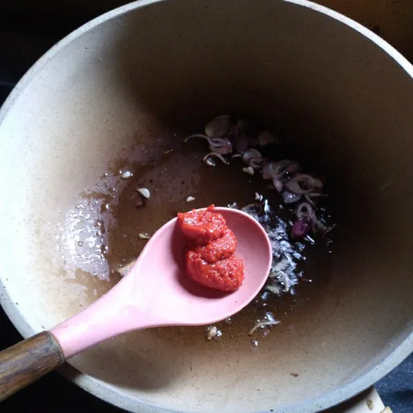 Masukkan cabe giling.