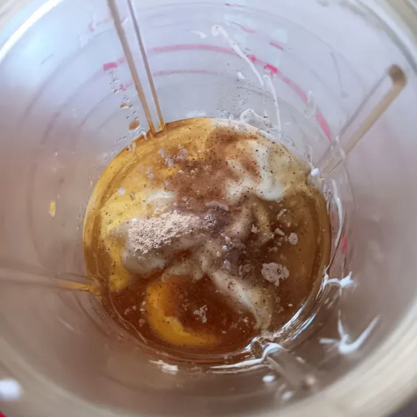 Untuk membuat dressingnya, masukkan semua bahan ke gelas blender. Blend sampai halus, kemudian cek rasa dan sesuaikan dengan selera. Simpan di freezer sebentar supaya dingin.