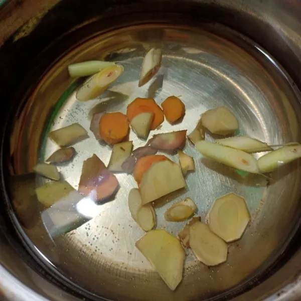 Masukkan jahe, sereh, kunyit, dan lengkuas.