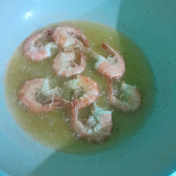 Goreng udang sampai berubah warna.