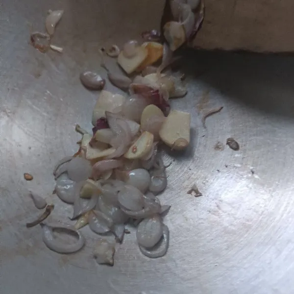 Tumis bawang putih dan bawang merah hingga harum.