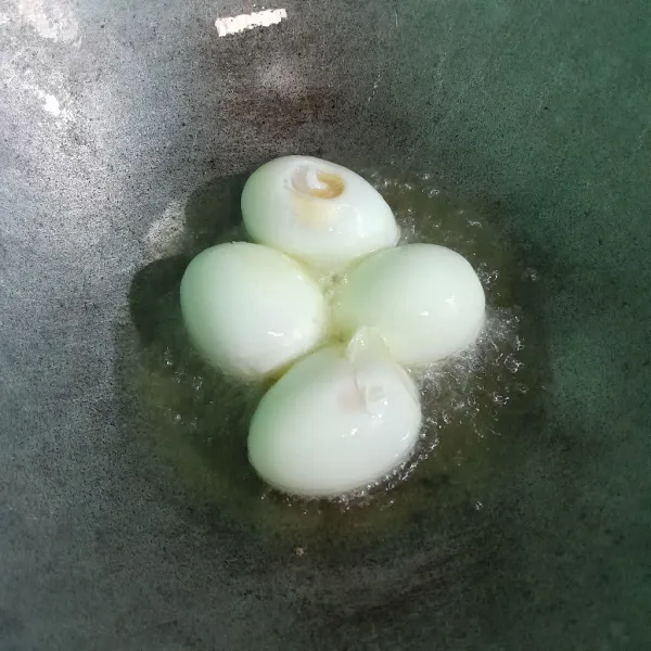 Goreng telur sampai kuning keemasan.