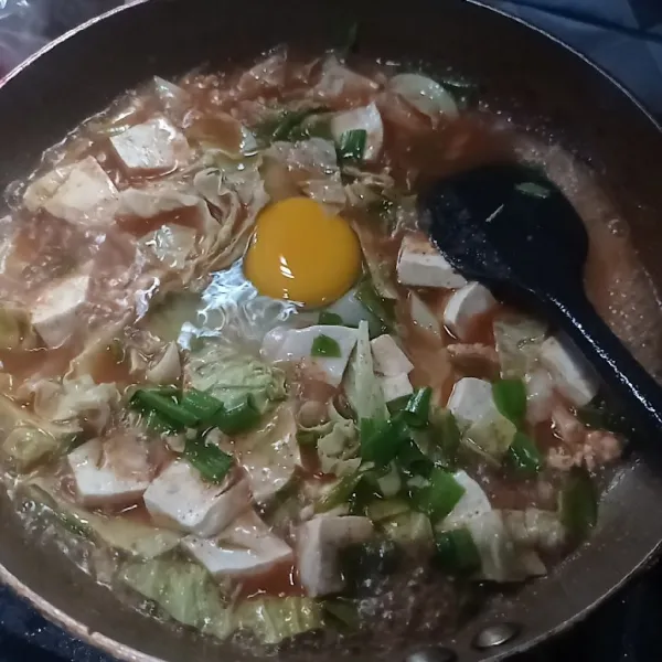 Terakhir, masukkan telur. Masak sebentar saja, lalu angkat pindahkan ke mangkok. Sajikan!