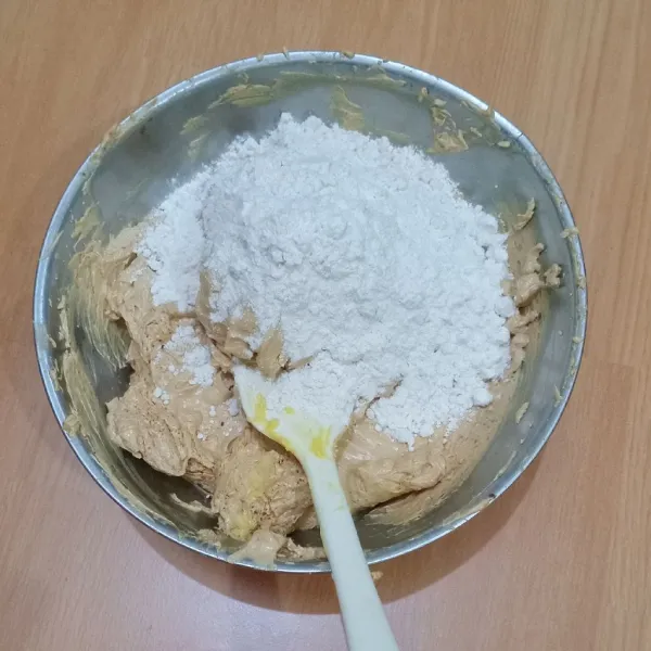 Masukkan terigu, maizena, susu bubuk, dan garam. Kemudian, aduk rata.