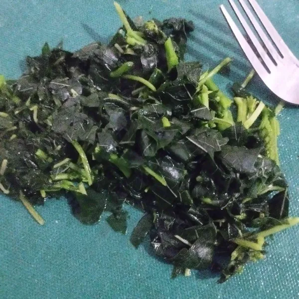 Rebus bayam sebentar, lalu peras dan cincang kasar.