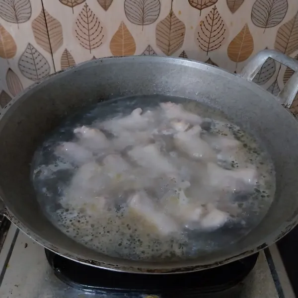 Didihkan air, rebus sampai matang. Kemudian, angkat dan tunggu hingga dingin.