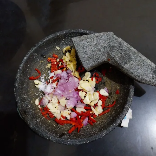 Sambil menunggu ayam dingin, haluskan bumbu.