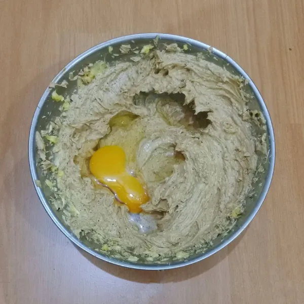 Masukkan telur dan pasta vanila, kemudian kocok rata.