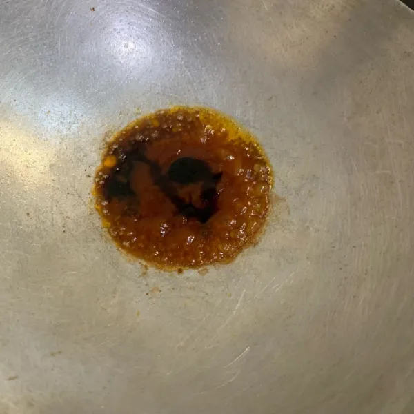Tumis saus barbeque, kecap asin, kecap manis, dan saos tiram dengan minyak sayur.