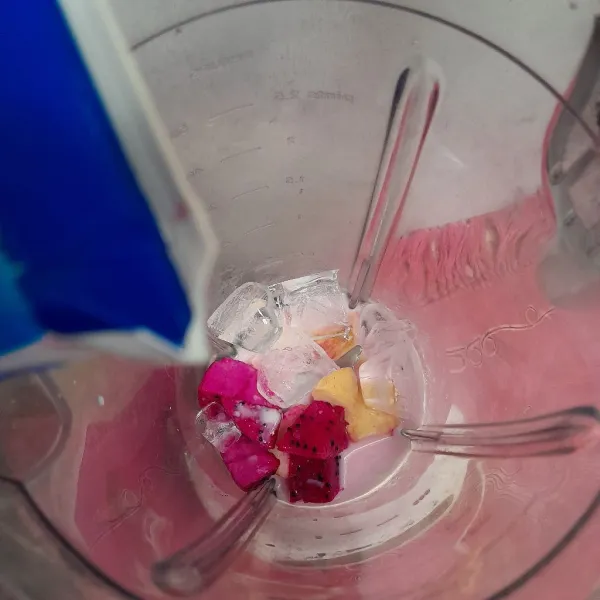 Lalu, tuang susu UHT.