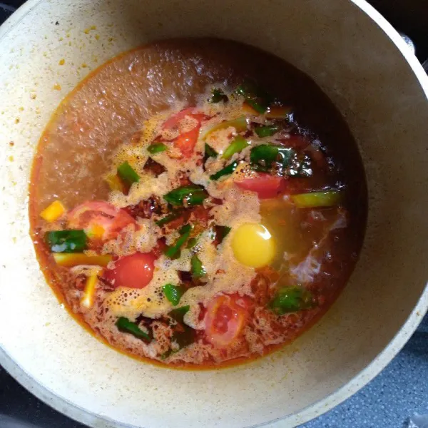 Masak hingga air mendidih dan telur matang. Tuang semua bumbu mie.