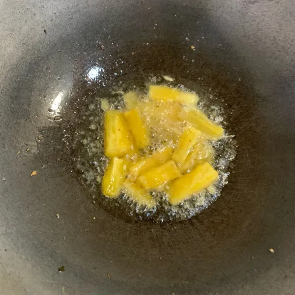 Tiriskan, lalu goreng di minyak panas hingga kering.