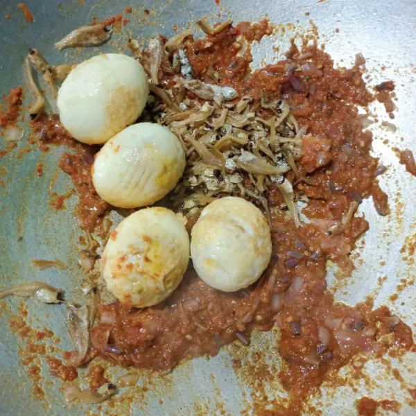 Masukkan teri dan telur, aduk rata.