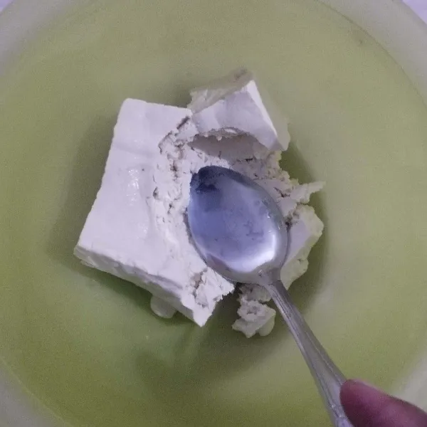 Hancurkan tahu hingga lembut.