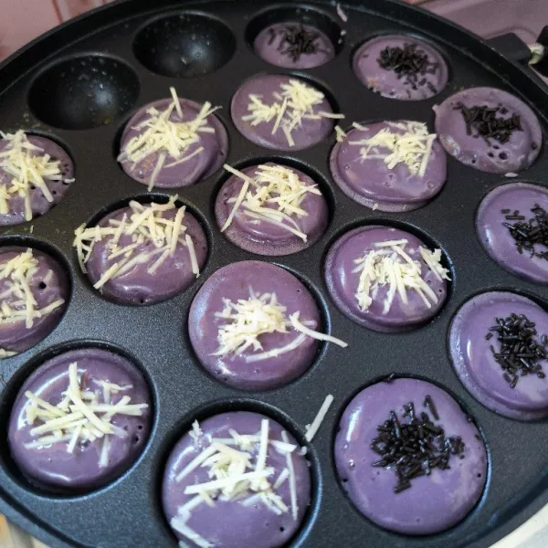 Setelah itu, tambahkan toping di atasnya. Panggang kembali hingga kue matang sempurna.