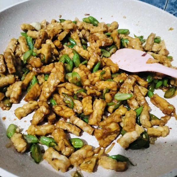 Tambahkan kecap manis, merica bubuk, dan garam.
