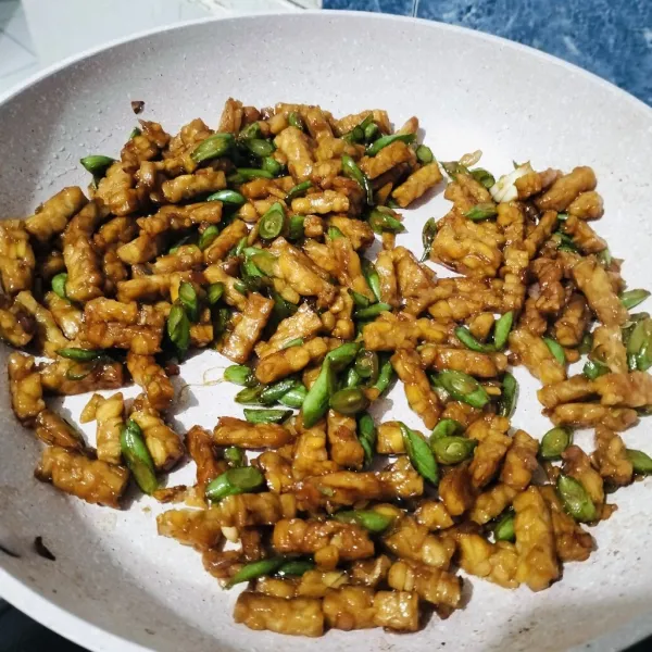 Masukkan gula merah bubuk. Aduk kembali, masak sampai bumbu meresap dan matang. Siap disajikan!
