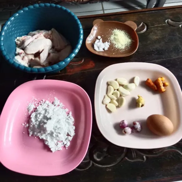 Siapkan daging ayam, tepung maizena, telur ayam, bawang merah, bawang putih, dan bahan bumbu yang akan diolah.