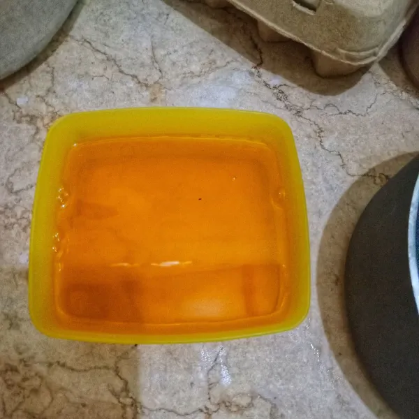 Tuang jelly ke wadah, biarkan hingga set.