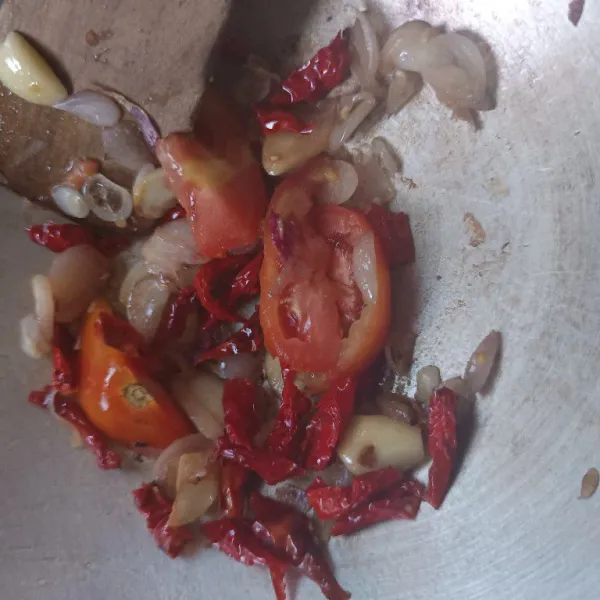 Tambahkan potongan tomat, aduk hingga tomat mulai layu.