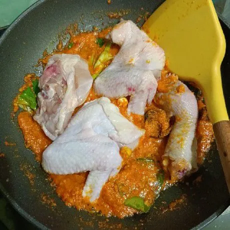 Masukkan ayam, aduk rata, masak hingga ayam berubah warna.